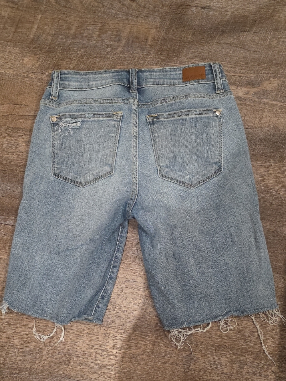Judy Blue Distressed Bermuda Short Size Small - Picture 4 of 4